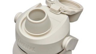 Garrafa de Água Fox x CamelBak Thrive Chug 32 Oz Cinza-Pedra